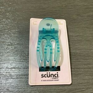 Scunci blue claw clip